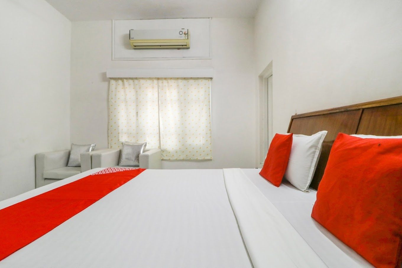 Guest room with double bed, armchairs and air conditioning